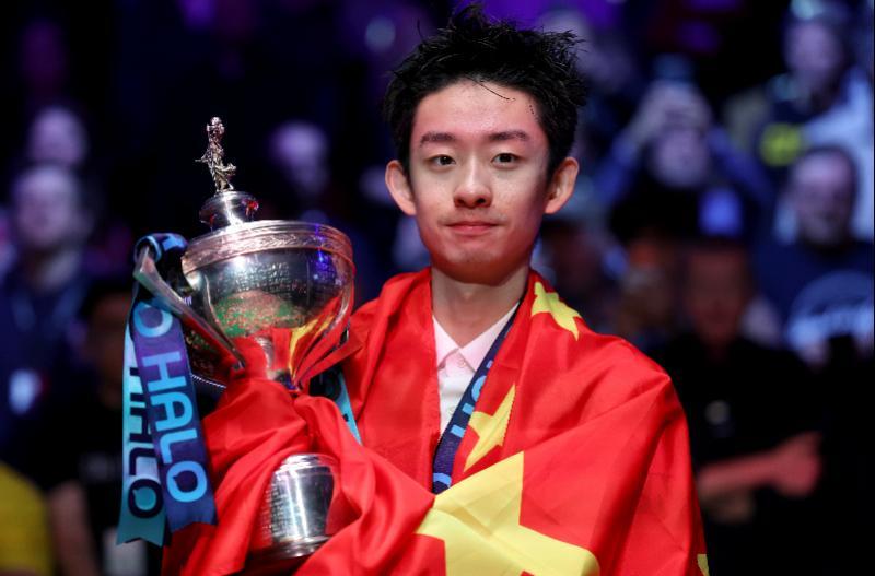 乐鱼体育-首位00后世锦赛冠军!吴宜泽:我的父母才是真正的冠军